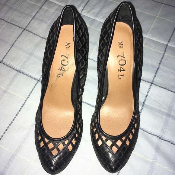 No. 704b. Black heels - Picture 3 of 5